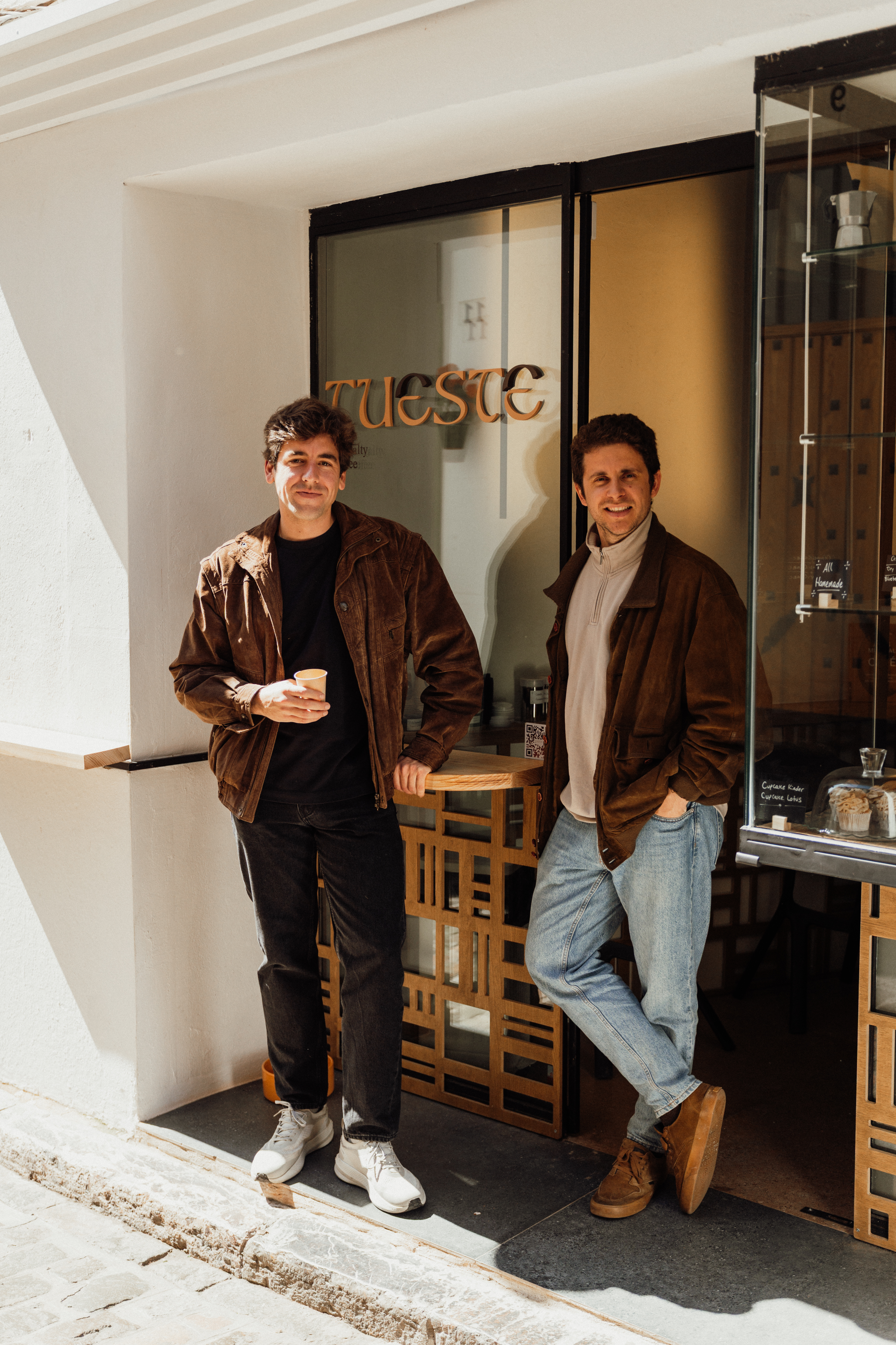 Ricardo y Pepe frente al escaparate de Tueste Specialty Coffee, Calle Deanes, Córdoba